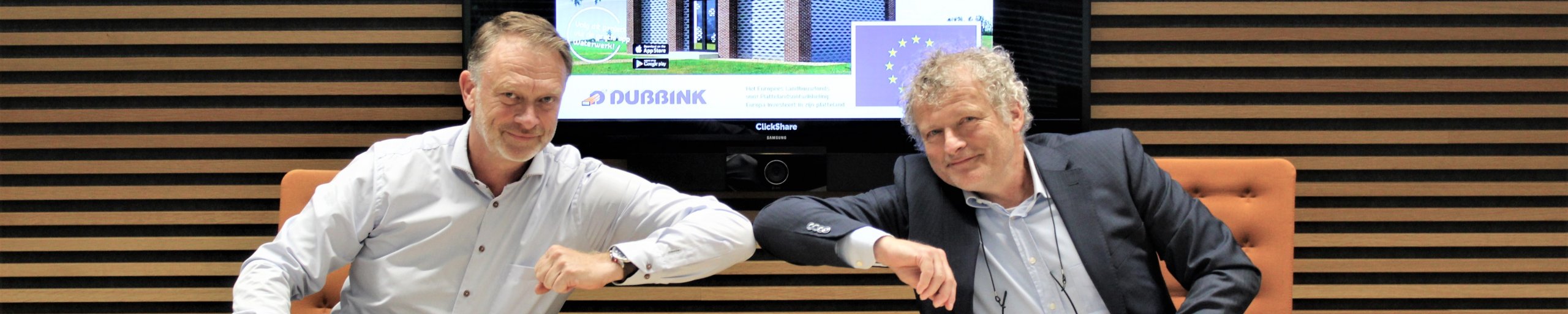 Directielid Rene van Der Spank met Directeur Martin Dubbink van Dubbink BV zetten handtekening.