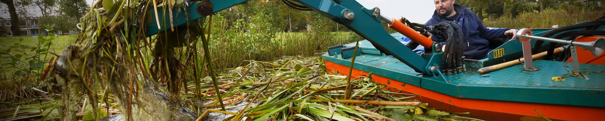 Foto - Maaien met maaiboot