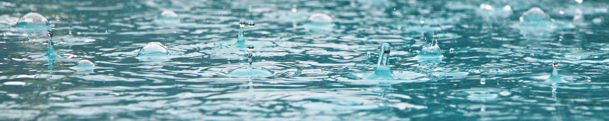 Regendruppel vallen op water