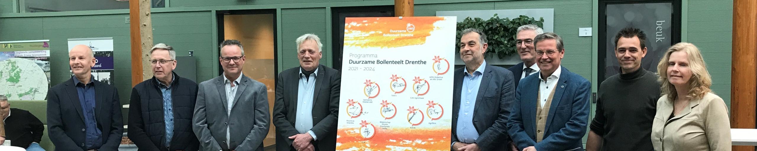 Foto met bestuurders onderteken Programma Duurzame Bollenteelt Drenthe