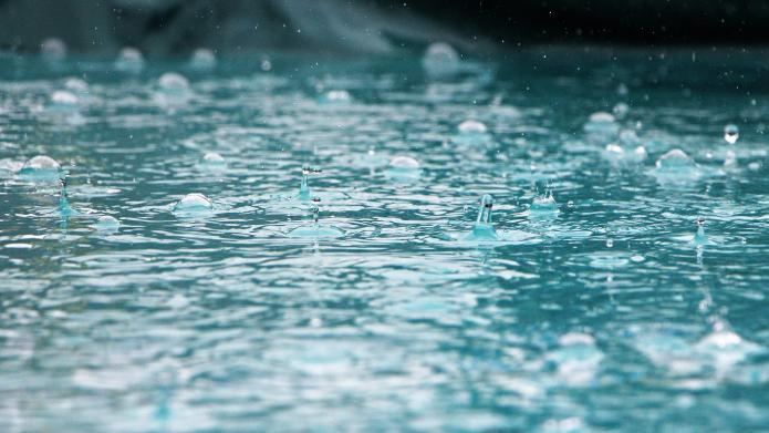 Regendruppel vallen op water