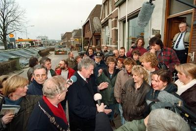 Foto premier Wim Kok met publiek