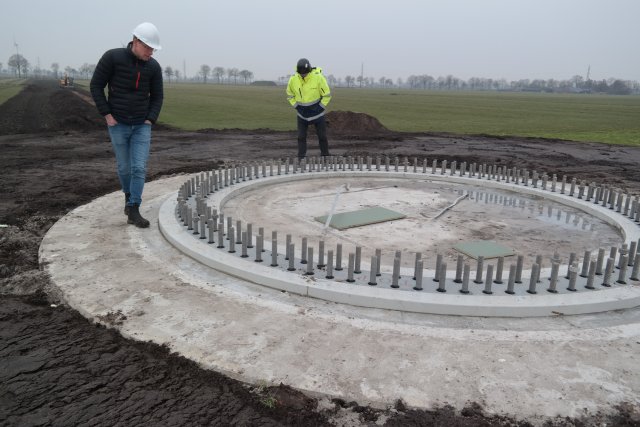 vakmannen controleren de fundering