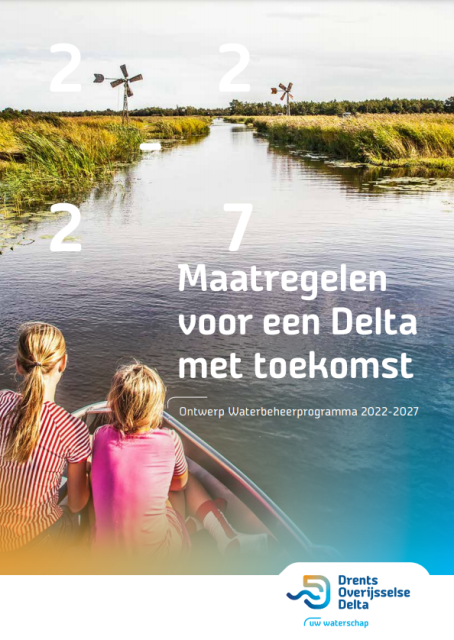 Voorkant waterbeheerprogramma 2022-2027 met titel 'Maatregelen voor een Delta met toekomst'. Afbeelding met kinderen in een boot in de Wieden-Weerribben.